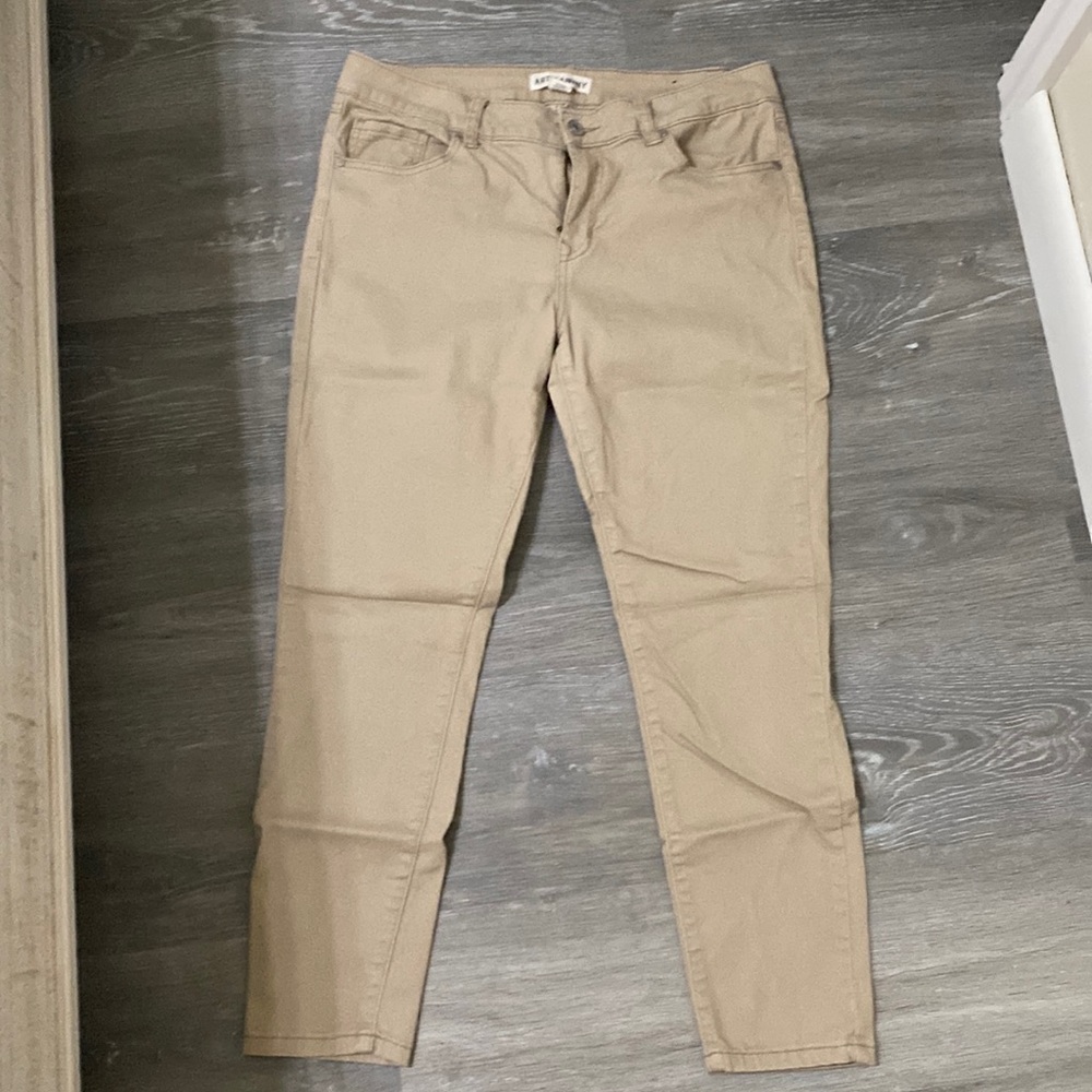 Women’s khaki capris